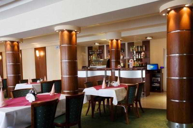 טארנאו Hotel Pod Debem מראה חיצוני תמונה